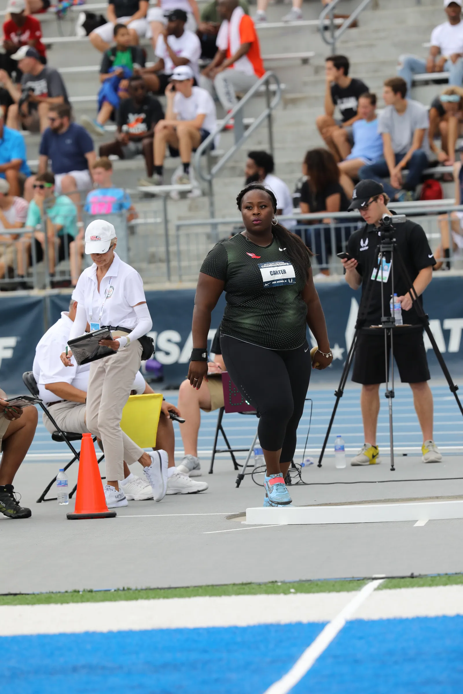 Michelle Carter stepping into the ring at the 2018 USA Outdoor Track and Field Championships, wearing her "Carter" competitor bib.